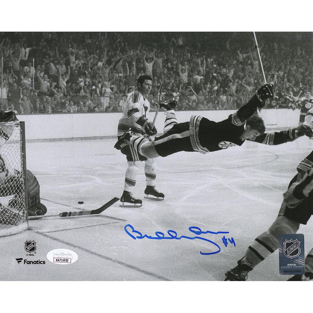 Schwartz Sports Bobby Orr Signed Boston Bruins Flying Goal B&W 8x10 Photo - (JSA)ORR08P401