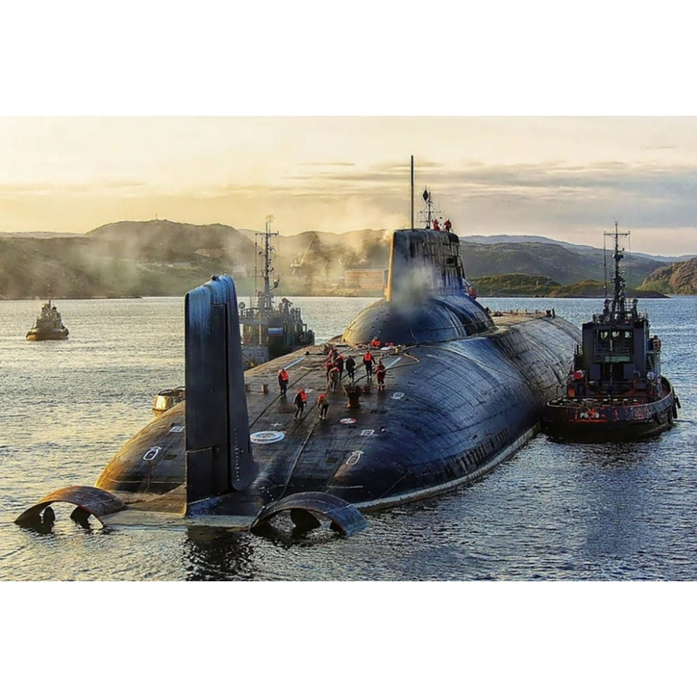 Russian Typhoon-Class Submarine (Project 941 Akula) 36 Inches Model - CM550 - Old Modern